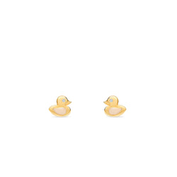Our duck stud earring in 14 karat gold for girls features enamel hand-painting in rosé and a tiny sparkling diamond. 