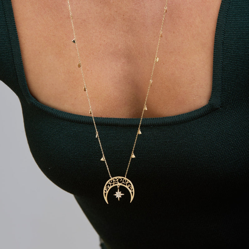 An enchanting piece inspired by 1001 nights. The crescent moon is adorned with ornaments and features a dazzling diamond pave set polestar. The charms on the chain enhance this magnificent design. A dream come true.