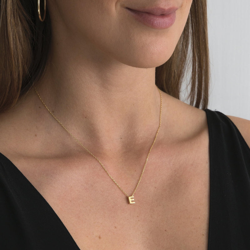 A 18 karat gold vermeil necklace with your initial letter "E". This diamond letter necklace is a special jewelry necklace that can be worn day and night. A genuine diamond stone in the corner of the letter makes this gold diamond necklace a luxury and ideal gift for yourself, your best friend or loved one.