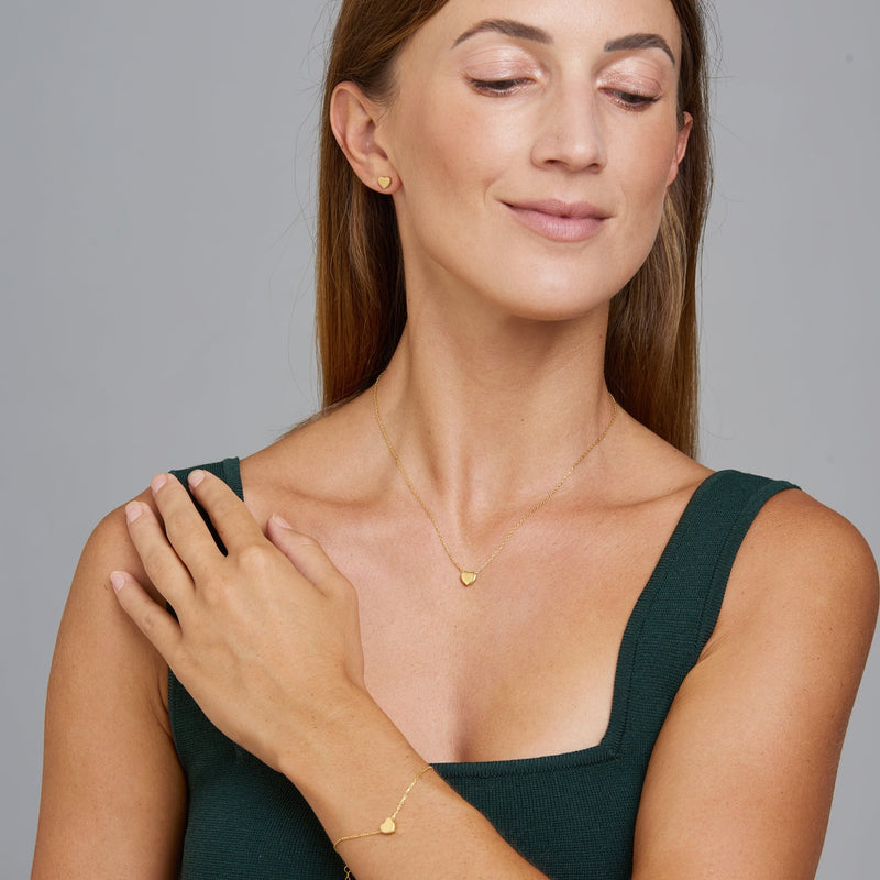 Our MOSUO Heart Gold Set includes 3 jewellery pieces: A delicate gold heart necklace, heart bracelet and the heart earrings for day to day wear. The subtle design of the heart pendant on the necklace and bracelet is double sided, which means that it can twist and turn and always reveal its beautiful sides of the pendant.
