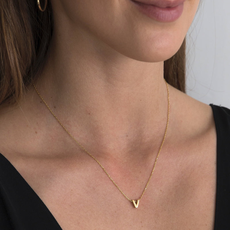 A 18 karat gold vermeil necklace with your initial letter "V". This diamond letter necklace is a special gold necklace that can be worn day and night. A genuine diamond stone in the corner of the letter makes this gold diamond necklace a luxury and ideal gift for yourself, your best friend or loved one. 